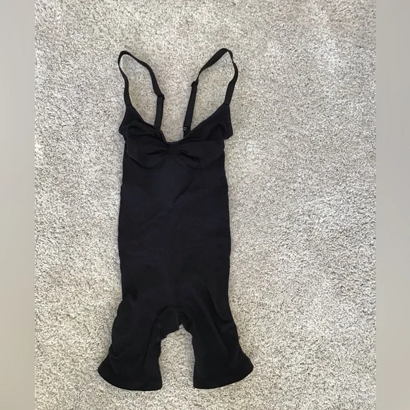 SKIMS Seamless Sculpt Mid Thigh Bodysuit - Picture 5 of 7